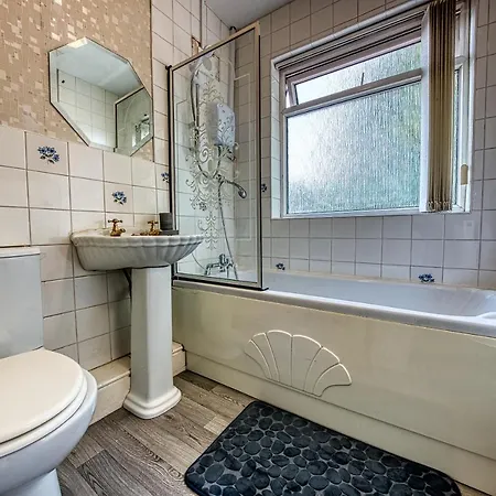 Xclusive Living Spacious 3 Bedroom House,sleep 6, Free Wifi, Parking Close To Nec On Horrell Road * Birmingham