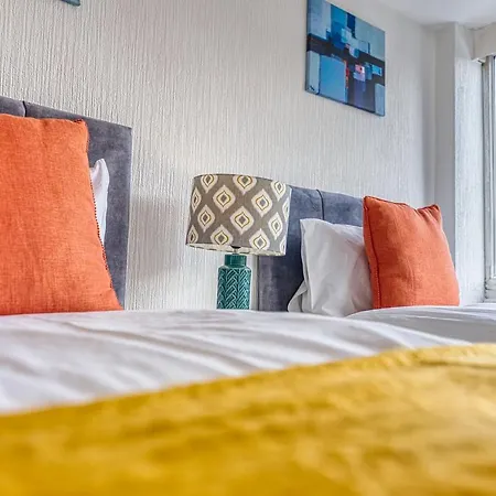 Xclusive Living Spacious 3 Bedroom House,sleep 6, Free Wifi, Parking Close To Nec On Horrell Road *