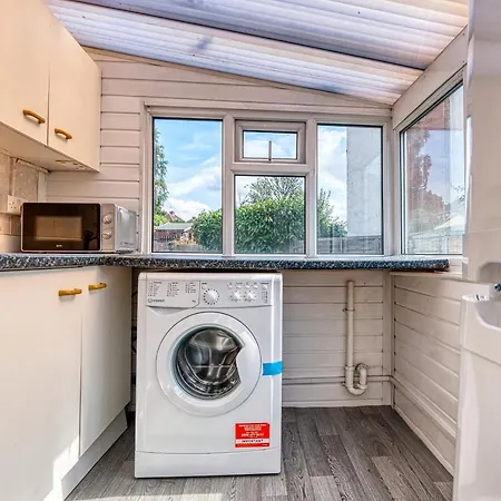 Xclusive Living Spacious 3 Bedroom House,sleep 6, Free Wifi, Parking Close To Nec On Horrell Road