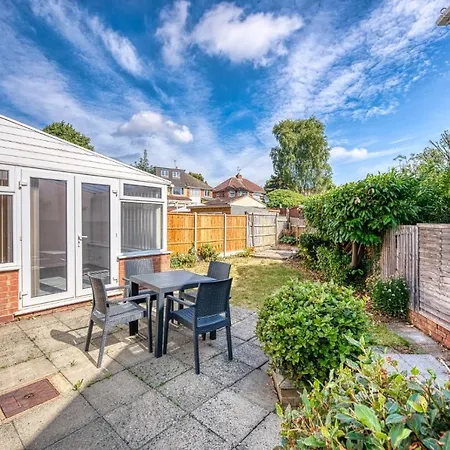Xclusive Living Spacious 3 Bedroom House,sleep 6, Free Wifi, Parking Close To Nec On Horrell Road *