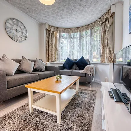 Xclusive Living Spacious 3 Bedroom House,sleep 6, Free Wifi, Parking Close To Nec On Horrell Road Birmingham