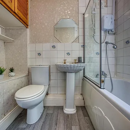 Holiday home Xclusive Living Spacious 3 Bedroom House,sleep 6, Free Wifi, Parking Close To Nec On Horrell Road Birmingham