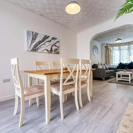 Holiday home Xclusive Living Spacious 3 Bedroom House,sleep 6, Free Wifi, Parking Close To Nec On Horrell Road