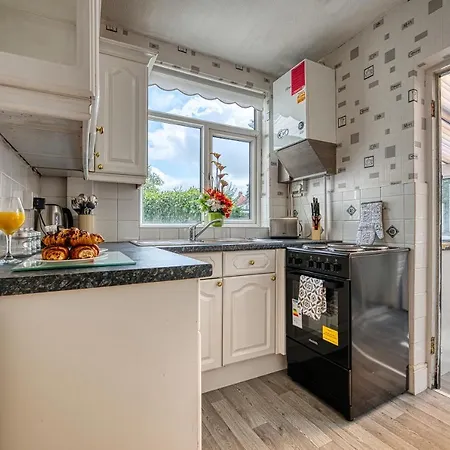 Holiday home Xclusive Living Spacious 3 Bedroom House,sleep 6, Free Wifi, Parking Close To Nec On Horrell Road *