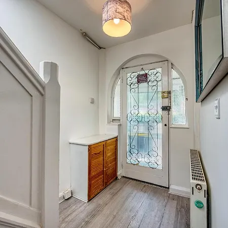 Xclusive Living Spacious 3 Bedroom House,sleep 6, Free Wifi, Parking Close To Nec On Horrell Road *