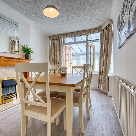 Holiday home Xclusive Living Spacious 3 Bedroom House,sleep 6, Free Wifi, Parking Close To Nec On Horrell Road