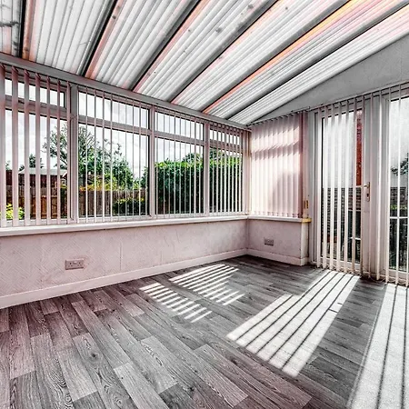Xclusive Living Spacious 3 Bedroom House,sleep 6, Free Wifi, Parking Close To Nec On Horrell Road Birmingham