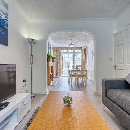 Xclusive Living Spacious 3 Bedroom House,sleep 6, Free Wifi, Parking Close To Nec On Horrell Road * Birmingham