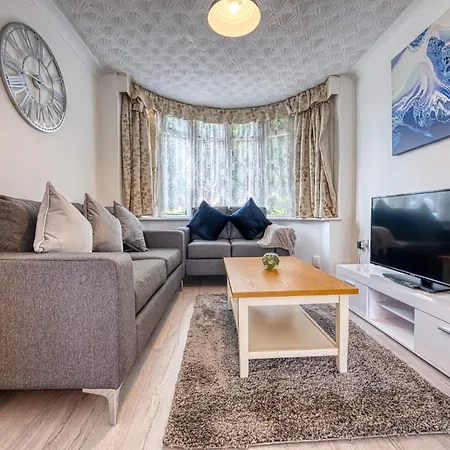 Xclusive Living Spacious 3 Bedroom House,sleep 6, Free Wifi, Parking Close To Nec On Horrell Road Holiday home *